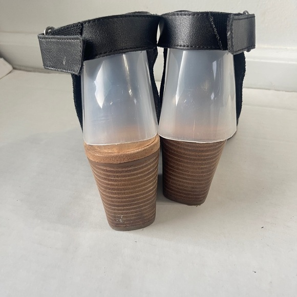 Toms Grenada Size 9.5 100% Suede Peep Toe Sandals Stacked Heels Black - Picture 3 of 8